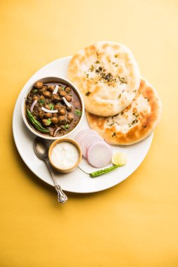 Pindi Chole Kulche ya da yol kenarındaki koley Kulcha, Hindistan ve Pakistan 'da popüler bir sokak yiyeceğidir. Hint Düz Ekmeğiyle servis edilen baharatlı nohut ya da chana köri. seçici odak