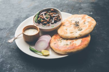 Pindi Chole Kulche ya da yol kenarındaki koley Kulcha, Hindistan ve Pakistan 'da popüler bir sokak yiyeceğidir. Hint Düz Ekmeğiyle servis edilen baharatlı nohut ya da chana köri. seçici odak