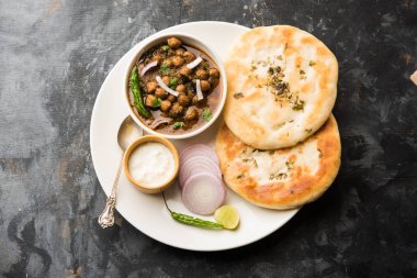 Pindi Chole Kulche ya da yol kenarındaki koley Kulcha, Hindistan ve Pakistan 'da popüler bir sokak yiyeceğidir. Hint Düz Ekmeğiyle servis edilen baharatlı nohut ya da chana köri. seçici odak