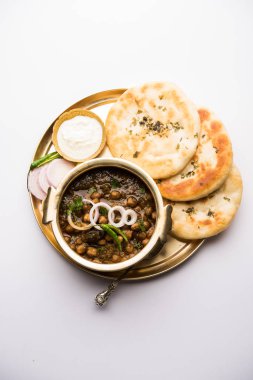 Pindi Chole Kulche ya da yol kenarındaki koley Kulcha, Hindistan ve Pakistan 'da popüler bir sokak yiyeceğidir. Hint Düz Ekmeğiyle servis edilen baharatlı nohut ya da chana köri. seçici odak