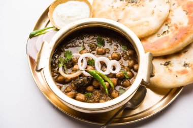 Pindi Chole Kulche ya da yol kenarındaki koley Kulcha, Hindistan ve Pakistan 'da popüler bir sokak yiyeceğidir. Hint Düz Ekmeğiyle servis edilen baharatlı nohut ya da chana köri. seçici odak
