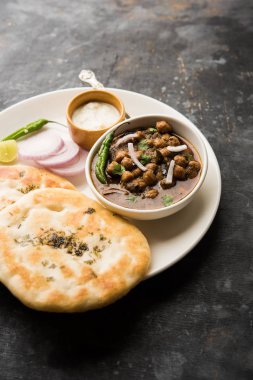 Pindi Chole Kulche ya da yol kenarındaki koley Kulcha, Hindistan ve Pakistan 'da popüler bir sokak yiyeceğidir. Hint Düz Ekmeğiyle servis edilen baharatlı nohut ya da chana köri. seçici odak