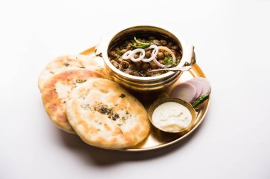 Pindi Chole Kulche ya da yol kenarındaki koley Kulcha, Hindistan ve Pakistan 'da popüler bir sokak yiyeceğidir. Hint Düz Ekmeğiyle servis edilen baharatlı nohut ya da chana köri. seçici odak
