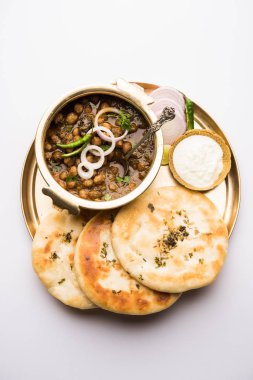 Pindi Chole Kulche ya da yol kenarındaki koley Kulcha, Hindistan ve Pakistan 'da popüler bir sokak yiyeceğidir. Hint Düz Ekmeğiyle servis edilen baharatlı nohut ya da chana köri. seçici odak