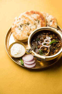 Pindi Chole Kulche ya da yol kenarındaki koley Kulcha, Hindistan ve Pakistan 'da popüler bir sokak yiyeceğidir. Hint Düz Ekmeğiyle servis edilen baharatlı nohut ya da chana köri. seçici odak