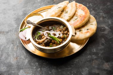 Pindi Chole Kulche ya da yol kenarındaki koley Kulcha, Hindistan ve Pakistan 'da popüler bir sokak yiyeceğidir. Hint Düz Ekmeğiyle servis edilen baharatlı nohut ya da chana köri. seçici odak