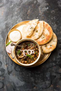 Pindi Chole Kulche ya da yol kenarındaki koley Kulcha, Hindistan ve Pakistan 'da popüler bir sokak yiyeceğidir. Hint Düz Ekmeğiyle servis edilen baharatlı nohut ya da chana köri. seçici odak