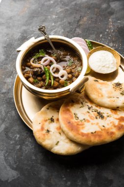 Pindi Chole Kulche ya da yol kenarındaki koley Kulcha, Hindistan ve Pakistan 'da popüler bir sokak yiyeceğidir. Hint Düz Ekmeğiyle servis edilen baharatlı nohut ya da chana köri. seçici odak