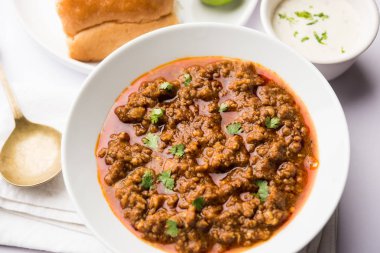 Kheema / keema Pav veya Khima Paav, soğan, domates ve çörekle pişirilmiş baharatlı körili tavuk veya kuzudan oluşan baharatlı bir yemektir. seçici odak