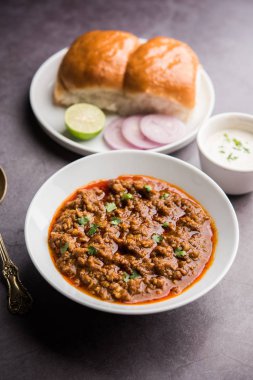Kheema / keema Pav veya Khima Paav, soğan, domates ve çörekle pişirilmiş baharatlı körili tavuk veya kuzudan oluşan baharatlı bir yemektir. seçici odak