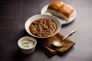 Kheema / keema Pav veya Khima Paav, soğan, domates ve çörekle pişirilmiş baharatlı körili tavuk veya kuzudan oluşan baharatlı bir yemektir. seçici odak