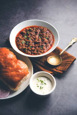 Kheema / keema Pav veya Khima Paav, soğan, domates ve çörekle pişirilmiş baharatlı körili tavuk veya kuzudan oluşan baharatlı bir yemektir. seçici odak