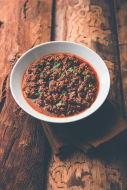 Kheema / keema Pav veya Khima Paav, soğan, domates ve çörekle pişirilmiş baharatlı körili tavuk veya kuzudan oluşan baharatlı bir yemektir. seçici odak
