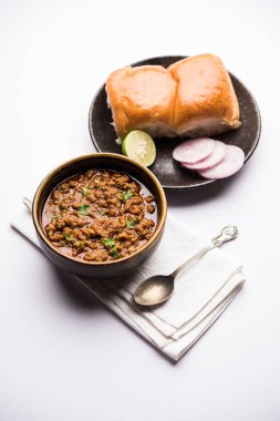 Kheema / keema Pav veya Khima Paav, soğan, domates ve çörekle pişirilmiş baharatlı körili tavuk veya kuzudan oluşan baharatlı bir yemektir. seçici odak