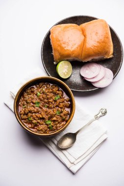 Kheema / keema Pav veya Khima Paav, soğan, domates ve çörekle pişirilmiş baharatlı körili tavuk veya kuzudan oluşan baharatlı bir yemektir. seçici odak