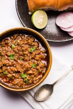 Kheema / keema Pav veya Khima Paav, soğan, domates ve çörekle pişirilmiş baharatlı körili tavuk veya kuzudan oluşan baharatlı bir yemektir. seçici odak