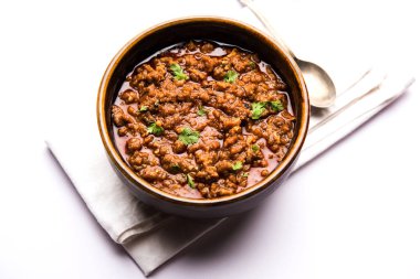 Kheema / keema Pav veya Khima Paav, soğan, domates ve çörekle pişirilmiş baharatlı körili tavuk veya kuzudan oluşan baharatlı bir yemektir. seçici odak