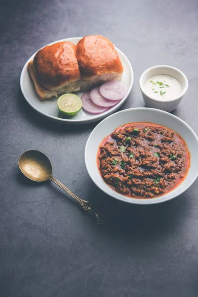 Kheema / keema Pav veya Khima Paav, soğan, domates ve çörekle pişirilmiş baharatlı körili tavuk veya kuzudan oluşan baharatlı bir yemektir. seçici odak