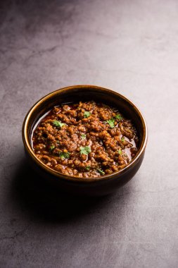 Kheema / keema Pav veya Khima Paav, soğan, domates ve çörekle pişirilmiş baharatlı körili tavuk veya kuzudan oluşan baharatlı bir yemektir. seçici odak
