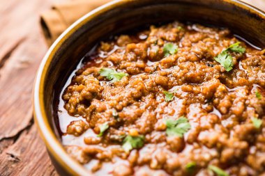 Kheema / keema Pav veya Khima Paav, soğan, domates ve çörekle pişirilmiş baharatlı körili tavuk veya kuzudan oluşan baharatlı bir yemektir. seçici odak