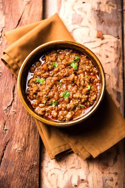 Kheema / keema Pav veya Khima Paav, soğan, domates ve çörekle pişirilmiş baharatlı körili tavuk veya kuzudan oluşan baharatlı bir yemektir. seçici odak