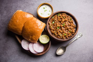 Kheema / keema Pav veya Khima Paav, soğan, domates ve çörekle pişirilmiş baharatlı körili tavuk veya kuzudan oluşan baharatlı bir yemektir. seçici odak