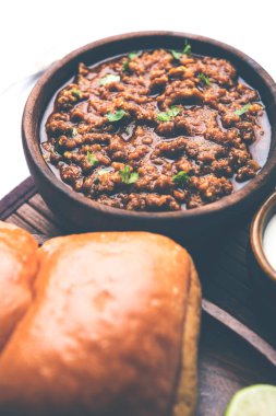 Kheema / keema Pav veya Khima Paav, soğan, domates ve çörekle pişirilmiş baharatlı körili tavuk veya kuzudan oluşan baharatlı bir yemektir. seçici odak