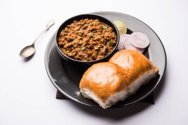 Kheema / keema Pav veya Khima Paav, soğan, domates ve çörekle pişirilmiş baharatlı körili tavuk veya kuzudan oluşan baharatlı bir yemektir. seçici odak