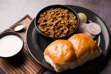 Kheema / keema Pav veya Khima Paav, soğan, domates ve çörekle pişirilmiş baharatlı körili tavuk veya kuzudan oluşan baharatlı bir yemektir. seçici odak