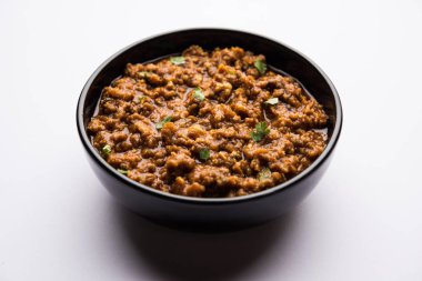 Kheema / keema Pav veya Khima Paav, soğan, domates ve çörekle pişirilmiş baharatlı körili tavuk veya kuzudan oluşan baharatlı bir yemektir. seçici odak