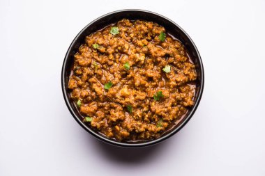 Kheema / keema Pav veya Khima Paav, soğan, domates ve çörekle pişirilmiş baharatlı körili tavuk veya kuzudan oluşan baharatlı bir yemektir. seçici odak