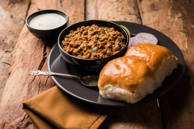 Kheema / keema Pav veya Khima Paav, soğan, domates ve çörekle pişirilmiş baharatlı körili tavuk veya kuzudan oluşan baharatlı bir yemektir. seçici odak