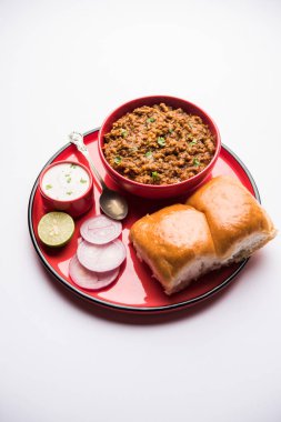 Kheema / keema Pav veya Khima Paav, soğan, domates ve çörekle pişirilmiş baharatlı körili tavuk veya kuzudan oluşan baharatlı bir yemektir. seçici odak