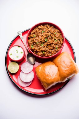 Kheema / keema Pav veya Khima Paav, soğan, domates ve çörekle pişirilmiş baharatlı körili tavuk veya kuzudan oluşan baharatlı bir yemektir. seçici odak