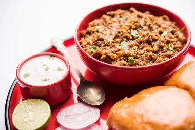 Kheema / keema Pav veya Khima Paav, soğan, domates ve çörekle pişirilmiş baharatlı körili tavuk veya kuzudan oluşan baharatlı bir yemektir. seçici odak