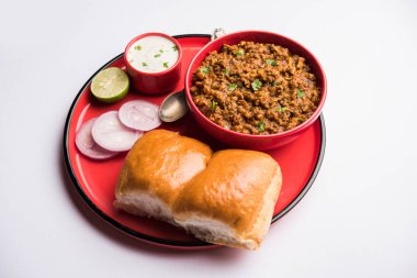 Kheema / keema Pav veya Khima Paav, soğan, domates ve çörekle pişirilmiş baharatlı körili tavuk veya kuzudan oluşan baharatlı bir yemektir. seçici odak