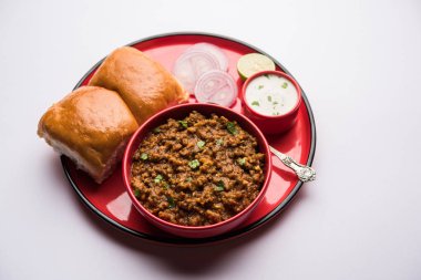 Kheema / keema Pav veya Khima Paav, soğan, domates ve çörekle pişirilmiş baharatlı körili tavuk veya kuzudan oluşan baharatlı bir yemektir. seçici odak