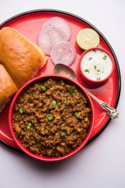 Kheema / keema Pav veya Khima Paav, soğan, domates ve çörekle pişirilmiş baharatlı körili tavuk veya kuzudan oluşan baharatlı bir yemektir. seçici odak