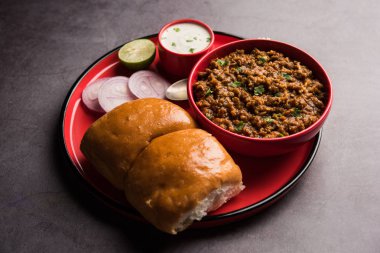 Kheema / keema Pav veya Khima Paav, soğan, domates ve çörekle pişirilmiş baharatlı körili tavuk veya kuzudan oluşan baharatlı bir yemektir. seçici odak