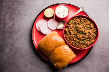 Kheema / keema Pav veya Khima Paav, soğan, domates ve çörekle pişirilmiş baharatlı körili tavuk veya kuzudan oluşan baharatlı bir yemektir. seçici odak