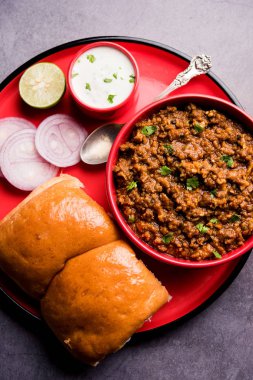 Kheema / keema Pav veya Khima Paav, soğan, domates ve çörekle pişirilmiş baharatlı körili tavuk veya kuzudan oluşan baharatlı bir yemektir. seçici odak