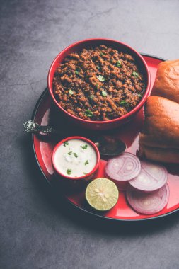 Kheema / keema Pav veya Khima Paav, soğan, domates ve çörekle pişirilmiş baharatlı körili tavuk veya kuzudan oluşan baharatlı bir yemektir. seçici odak