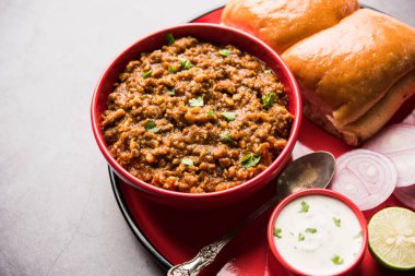 Kheema / keema Pav veya Khima Paav, soğan, domates ve çörekle pişirilmiş baharatlı körili tavuk veya kuzudan oluşan baharatlı bir yemektir. seçici odak