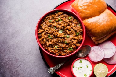 Kheema / keema Pav veya Khima Paav, soğan, domates ve çörekle pişirilmiş baharatlı körili tavuk veya kuzudan oluşan baharatlı bir yemektir. seçici odak