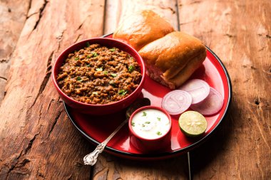 Kheema / keema Pav veya Khima Paav, soğan, domates ve çörekle pişirilmiş baharatlı körili tavuk veya kuzudan oluşan baharatlı bir yemektir. seçici odak