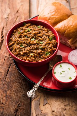 Kheema / keema Pav veya Khima Paav, soğan, domates ve çörekle pişirilmiş baharatlı körili tavuk veya kuzudan oluşan baharatlı bir yemektir. seçici odak