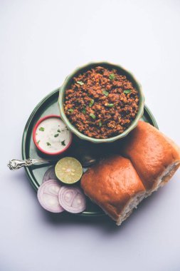 Kheema / keema Pav veya Khima Paav, soğan, domates ve çörekle pişirilmiş baharatlı körili tavuk veya kuzudan oluşan baharatlı bir yemektir. seçici odak