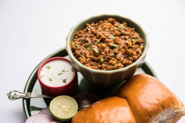 Kheema / keema Pav veya Khima Paav, soğan, domates ve çörekle pişirilmiş baharatlı körili tavuk veya kuzudan oluşan baharatlı bir yemektir. seçici odak