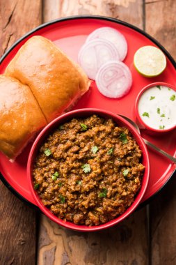 Kheema / keema Pav veya Khima Paav, soğan, domates ve çörekle pişirilmiş baharatlı körili tavuk veya kuzudan oluşan baharatlı bir yemektir. seçici odak