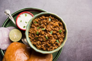 Kheema / keema Pav veya Khima Paav, soğan, domates ve çörekle pişirilmiş baharatlı körili tavuk veya kuzudan oluşan baharatlı bir yemektir. seçici odak
